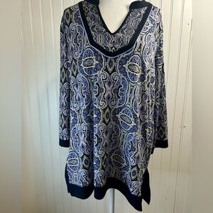 DANA BUCHMAN women Paisley V-Neck Tunic Top in Navy and White. Size L